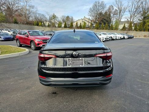 Used 2024 Volkswagen Jetta SE image 9