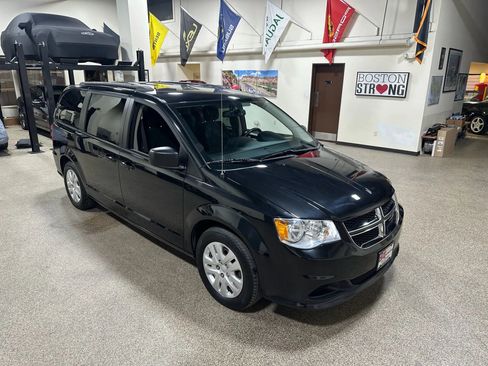 Used 2018 Dodge Grand Caravan SE w/ UConnect Hands-Free Group image 5