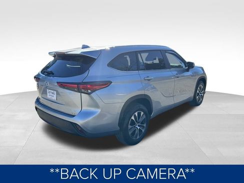 Used 2023 Toyota Highlander XLE image 5