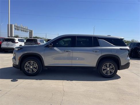 Used 2024 Chevrolet Traverse LS image 2