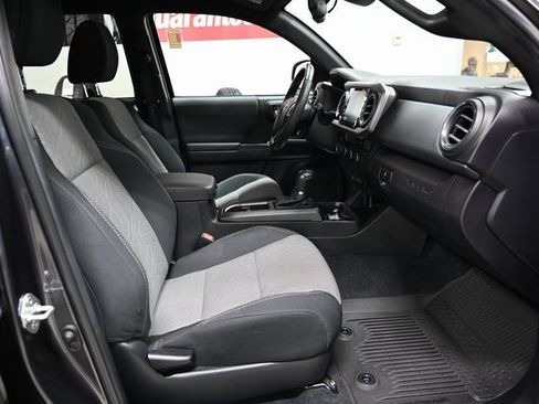 Used 2022 Toyota Tacoma TRD Off-Road image 11