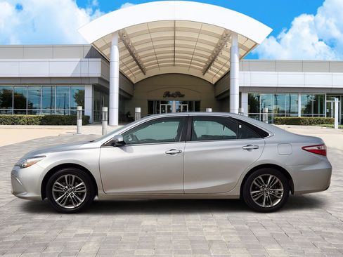 Used 2015 Toyota Camry SE image 3