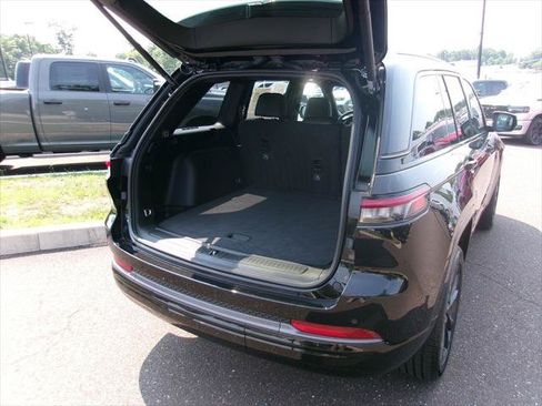 Used 2026 Jeep Grand Cherokee Limited AWD/4WD image 17