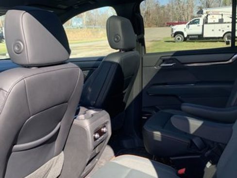 Used 2024 GMC Acadia AT4 image 23