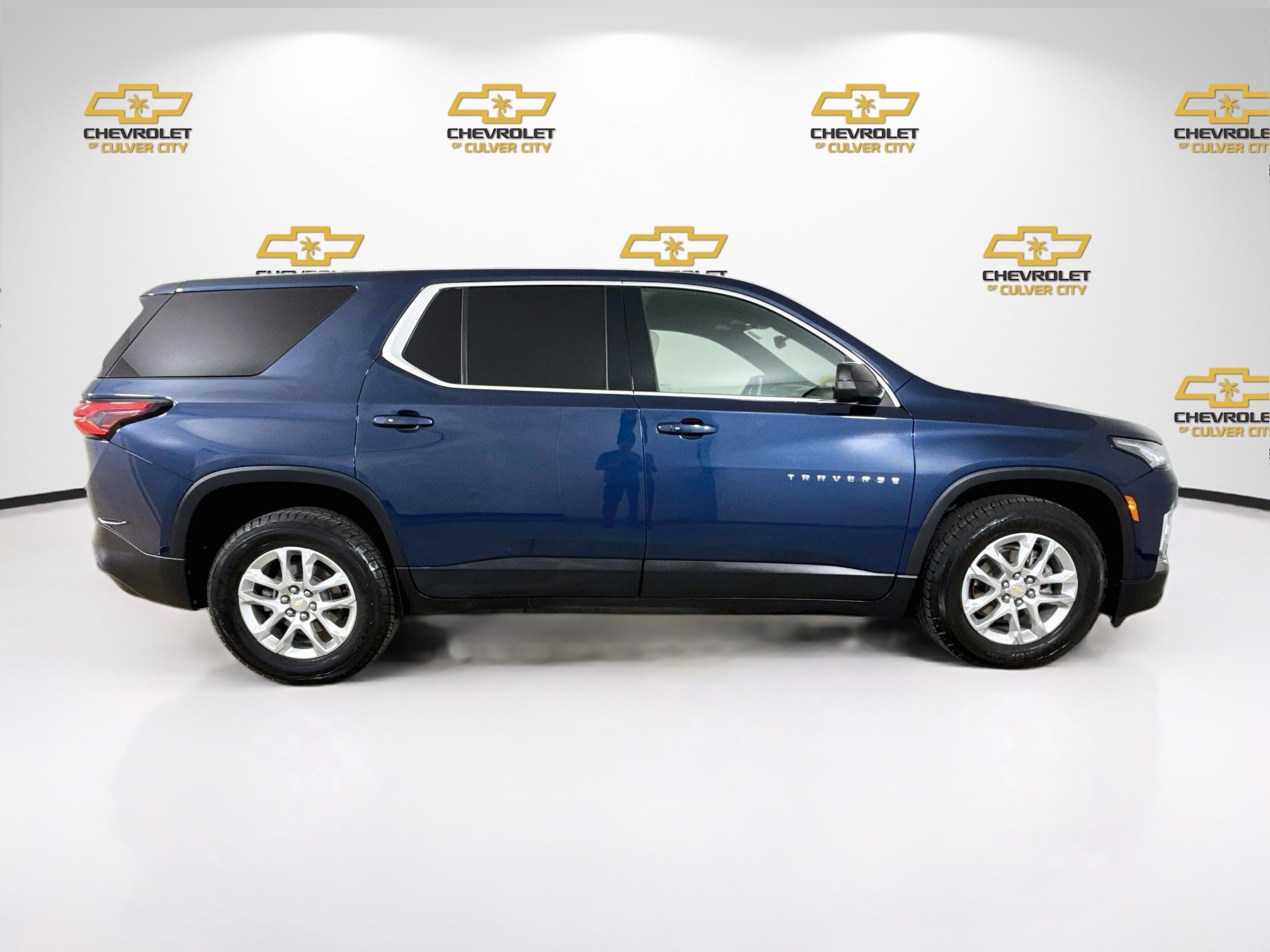 Used 2022 Chevrolet Traverse LS w/ LPO, Cargo Package FWD image 9