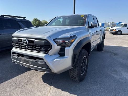 Used 2025 Toyota Tacoma TRD Off-Road AWD/4WD image 3