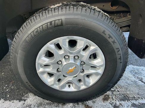 Used 2024 Chevrolet Silverado 2500 LT w/ Z71 Off-Road Package image 44