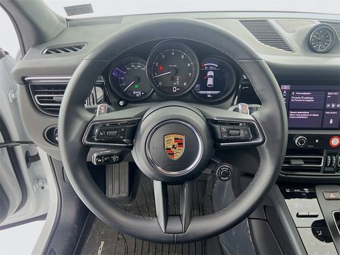 Certified 2025 Porsche Macan image 12