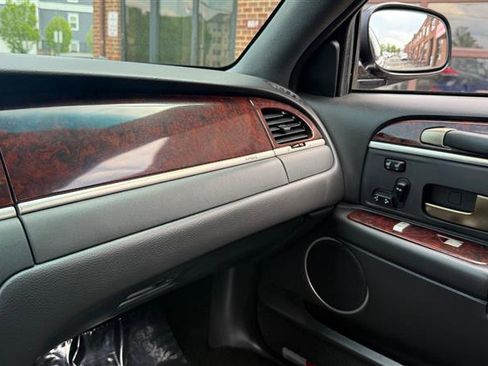 Used 2009 Lincoln Town Car Signature Limited RWD image 31