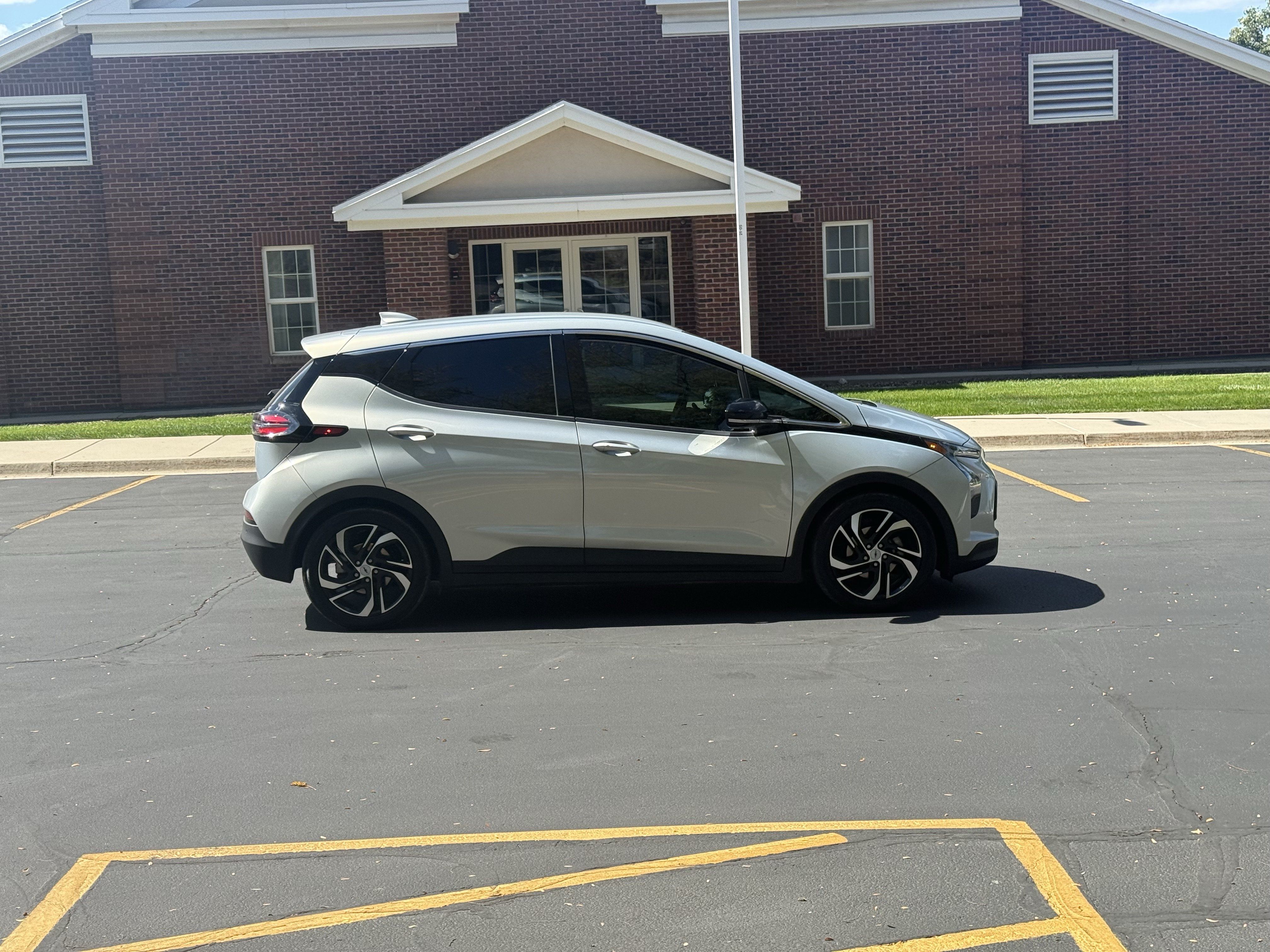 Used 2022 Chevrolet Bolt LT w/ Infotainment Package FWD image 3
