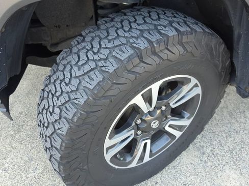 Used 2017 Toyota Tacoma TRD Sport w/ Premium & Technology Package RWD image 18