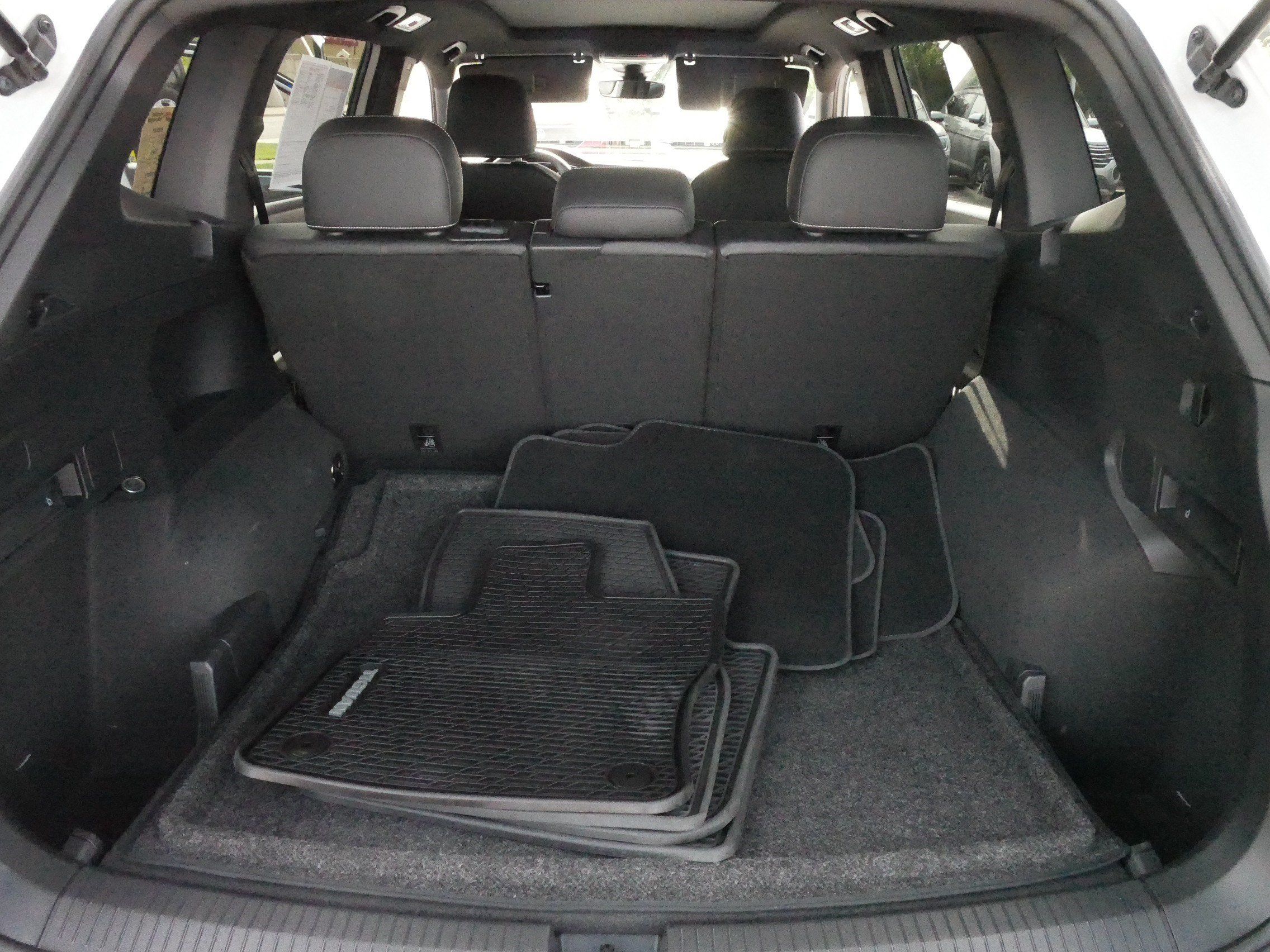 Certified 2023 Volkswagen Tiguan SE R-Line AWD/4WD image 18