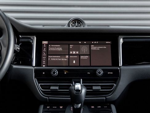 Certified 2025 Porsche Macan AWD/4WD image 20