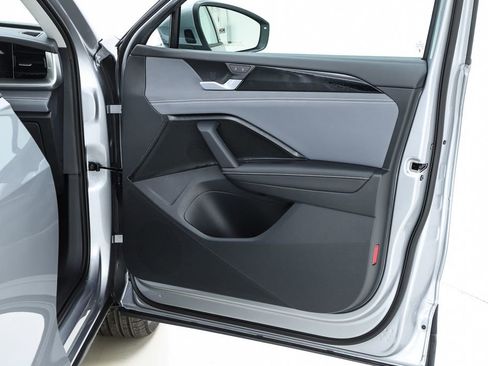 New 2026 Volkswagen Tiguan SE image 32