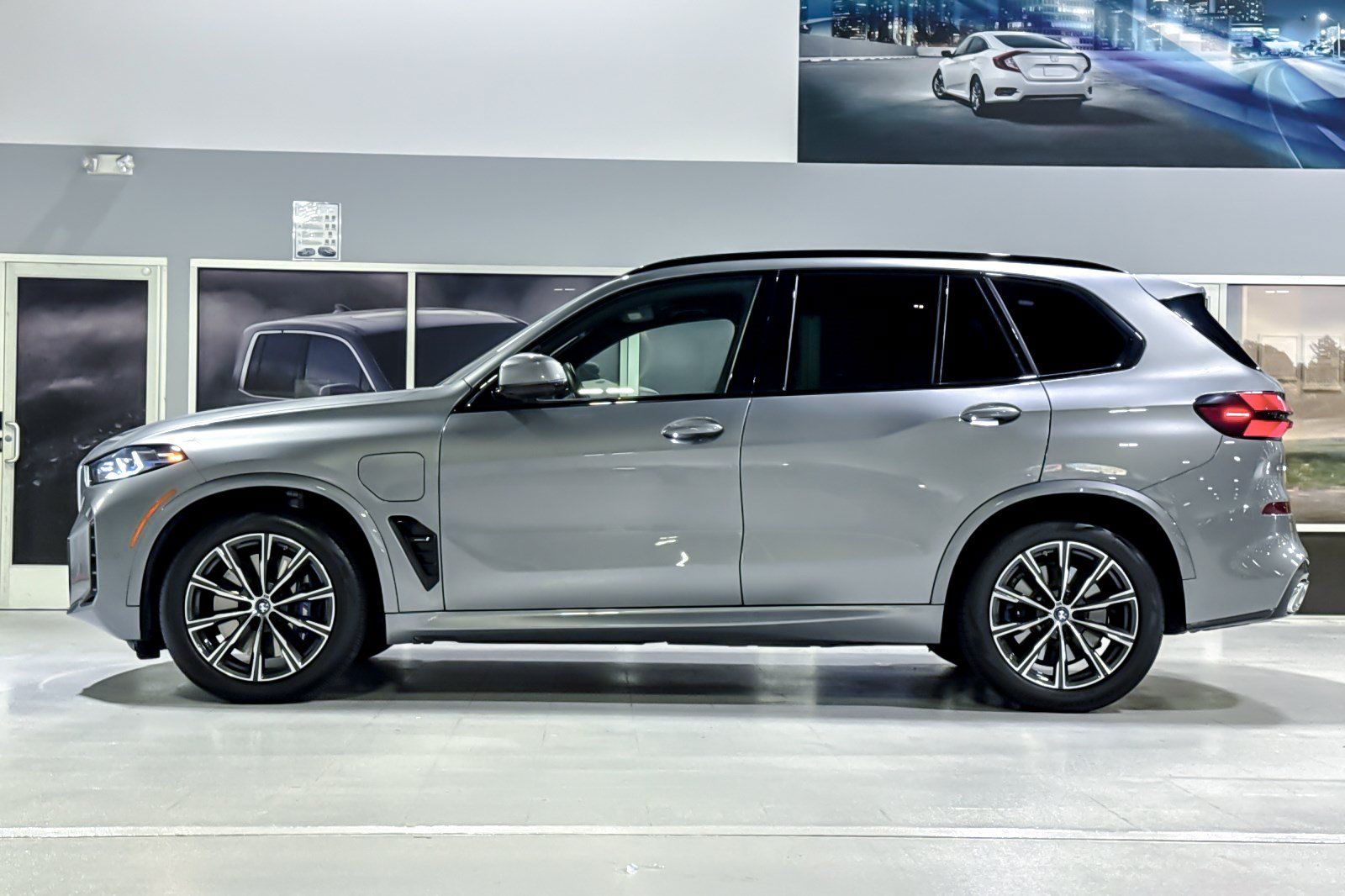 Used 2024 BMW X5 xDrive50e w/ Executive Package AWD/4WD image 2