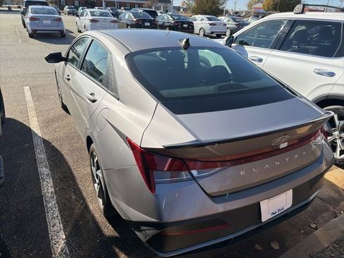 Used 2025 Hyundai Elantra Sport image 2