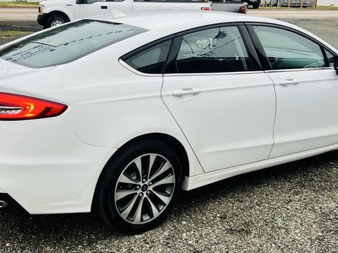 Used 2019 Ford Fusion SE image 2