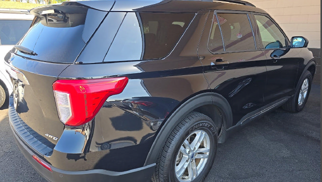 Used 2023 Ford Explorer XLT AWD/4WD image 4