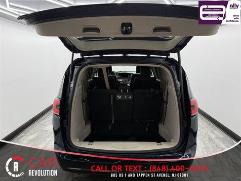 Used 2021 Chrysler Pacifica Touring-L FWD image 6