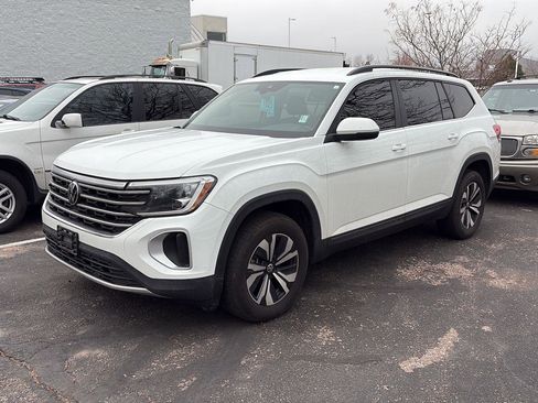 Used 2024 Volkswagen Atlas SE image 2