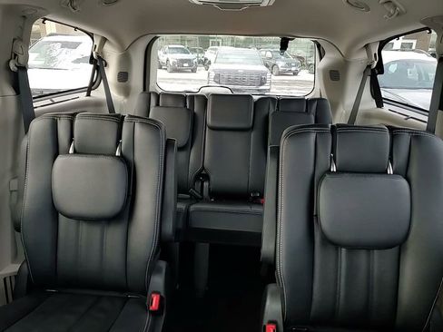 Used 2016 Chrysler Town & Country Touring w/ Driver Convenience Group image 22