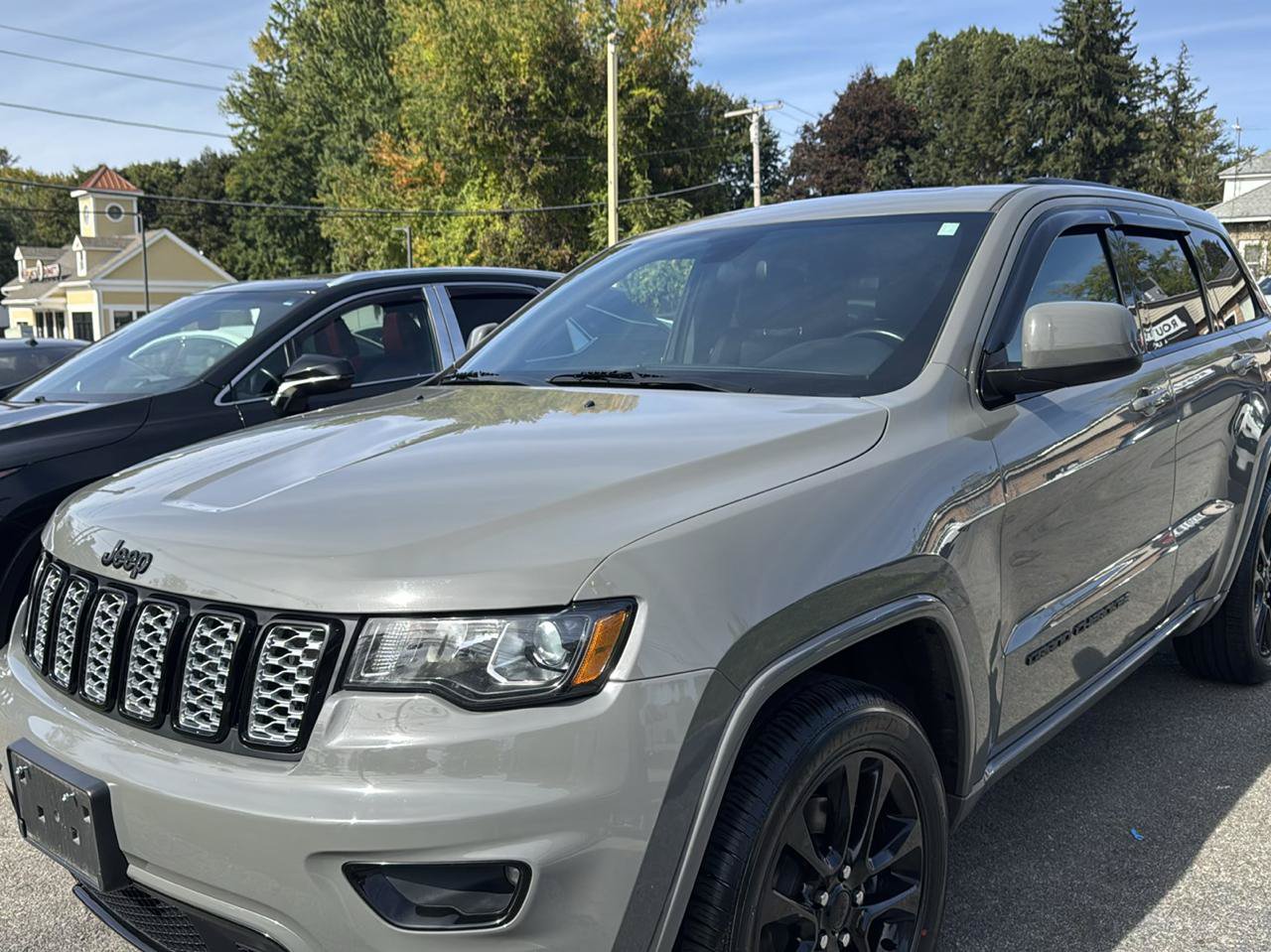 Used 2021 Jeep Grand Cherokee Laredo X AWD/4WD image 2