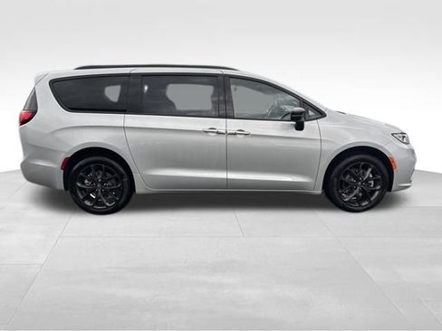 New 2026 Chrysler Pacifica Limited image 9