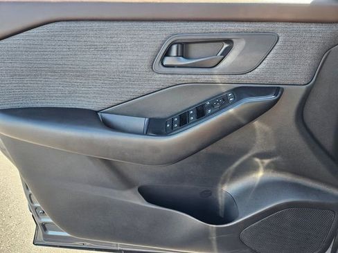 Used 2023 Nissan Rogue S image 29