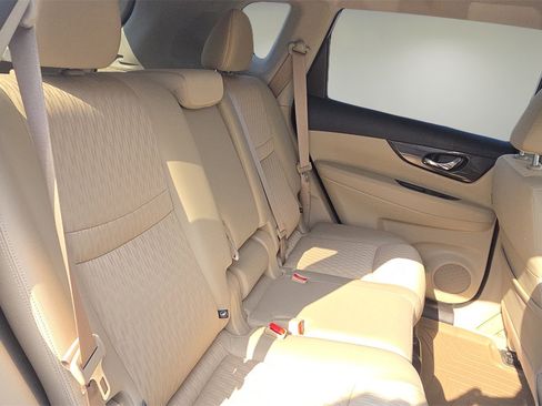 Used 2018 Nissan Rogue SV image 18