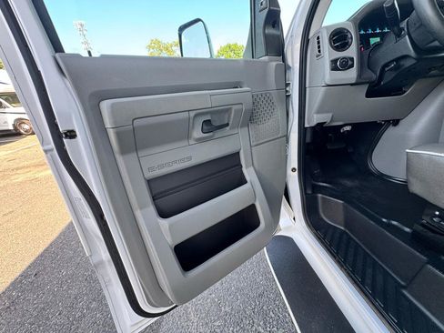 Used 2021 Ford E-450 and Econoline 450 Super Duty w/ Motorhome Prep Package RWD image 10
