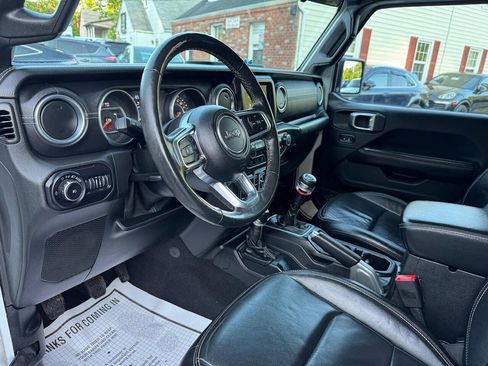Used 2018 Jeep Wrangler Unlimited Sahara w/ LED Lighting Group AWD/4WD image 18