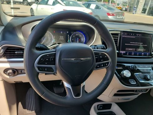 Used 2023 Chrysler Pacifica Touring-L FWD image 24