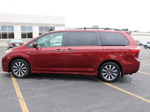 Used 2020 Toyota Sienna XLE w/ XLE Navigation Package AWD/4WD image 7