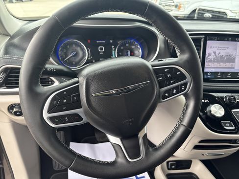 Used 2023 Chrysler Pacifica Touring-L image 12