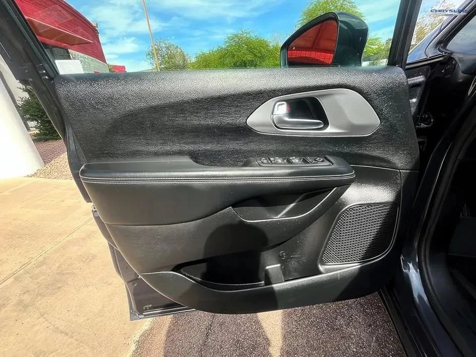 Used 2019 Chrysler Pacifica Touring-L w/ Advanced Safetytec Group FWD image 12