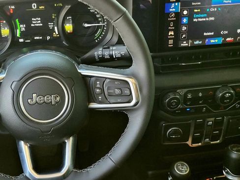 Used 2025 Jeep Wrangler Unlimited Sahara w/ Safety Group AWD/4WD image 13