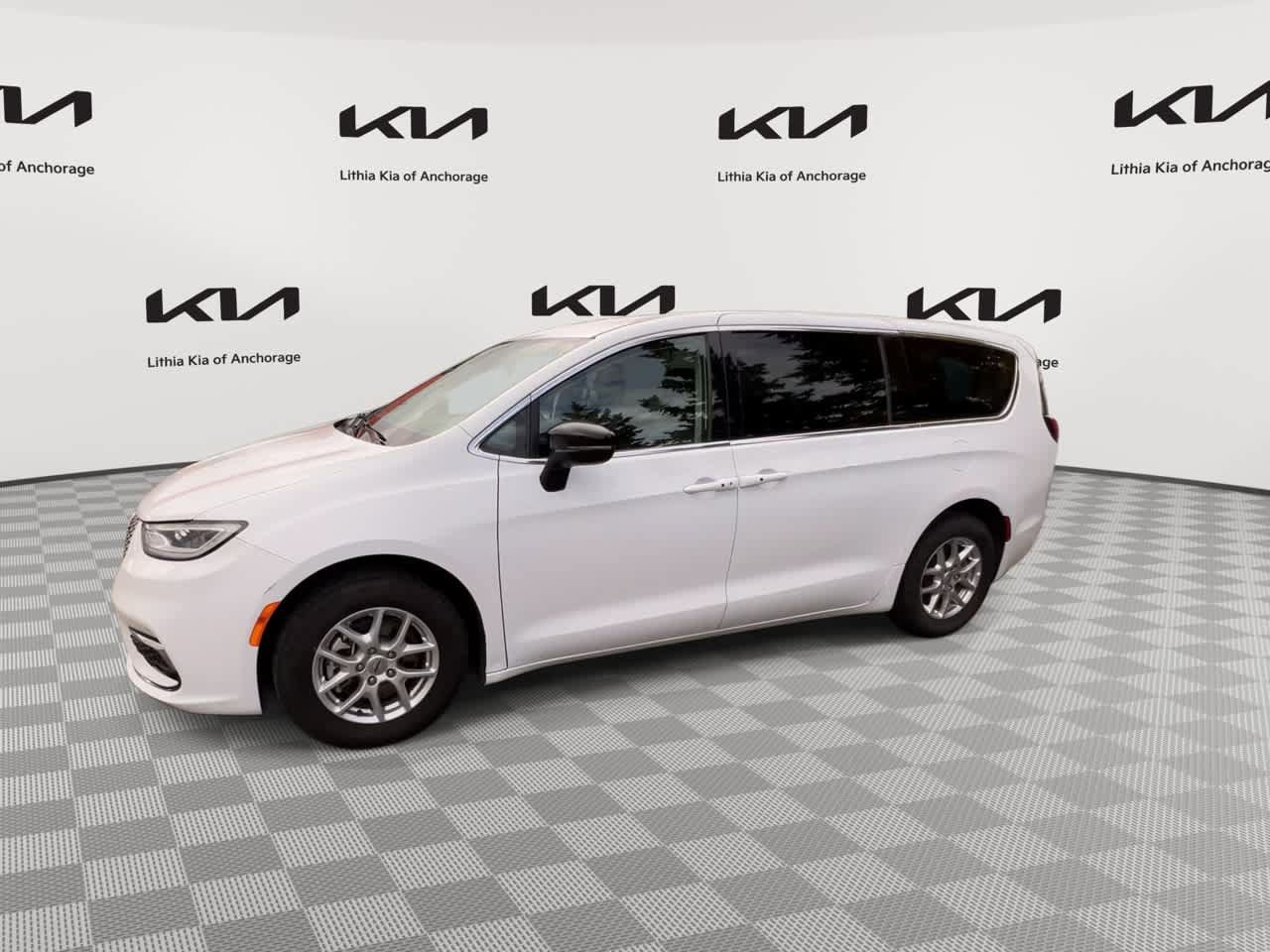 Used 2024 Chrysler Pacifica Touring-L FWD image 7