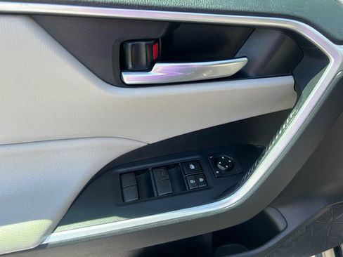 Used 2020 Toyota RAV4 XLE AWD/4WD image 11