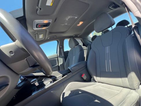 Certified 2025 Hyundai Elantra SEL FWD image 16