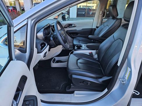 Used 2024 Chrysler Pacifica Touring-L image 14