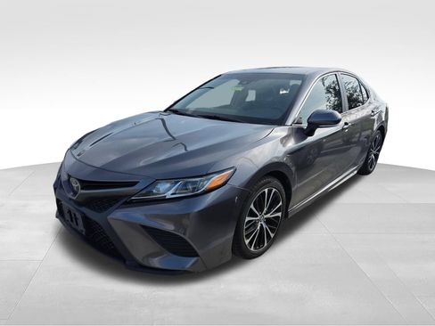 Used 2018 Toyota Camry SE w/ Convenience Package FWD image 1