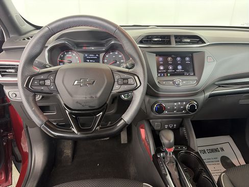 Used 2023 Chevrolet TrailBlazer RS FWD image 3
