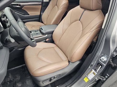 Used 2025 Toyota Highlander Limited image 8