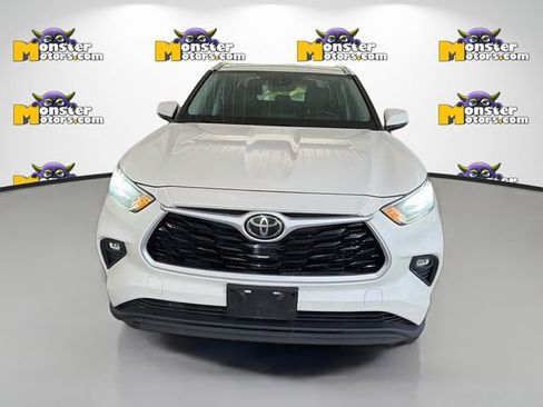 Used 2021 Toyota Highlander XLE AWD/4WD image 2
