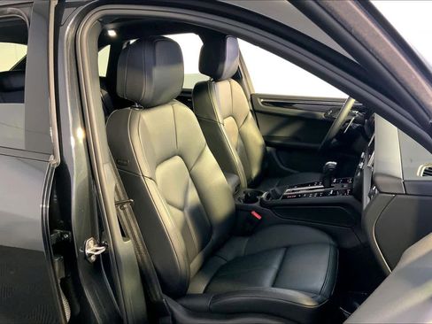 Used 2025 Porsche Macan image 18