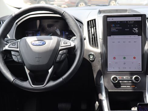 Used 2024 Ford Edge Titanium image 14