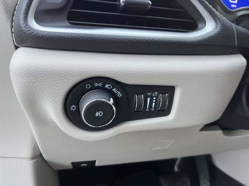 Used 2021 Chrysler Pacifica Touring-L image 18