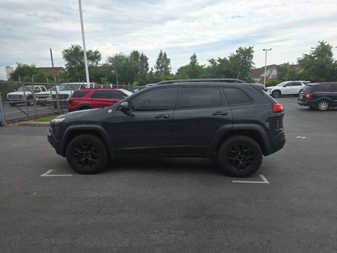 Used 2016 Jeep Cherokee Trailhawk w/ Leather Interior Group AWD/4WD image 8