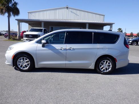Used 2023 Chrysler Pacifica Touring-L image 1