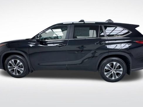 Used 2023 Toyota Highlander XLE AWD/4WD image 5